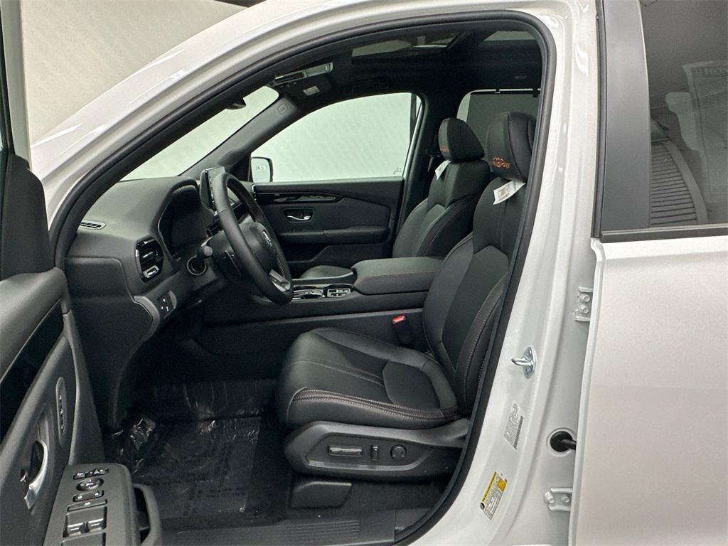 new 2025 Honda Pilot car, priced at $51,350