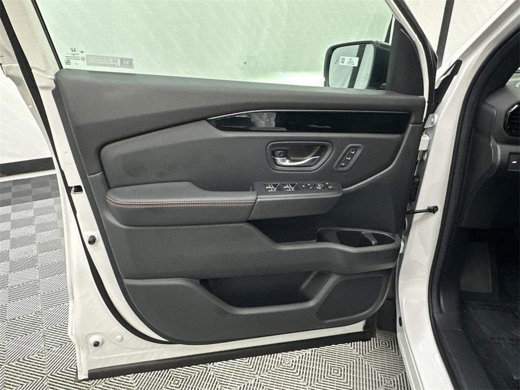 new 2025 Honda Pilot car, priced at $51,350