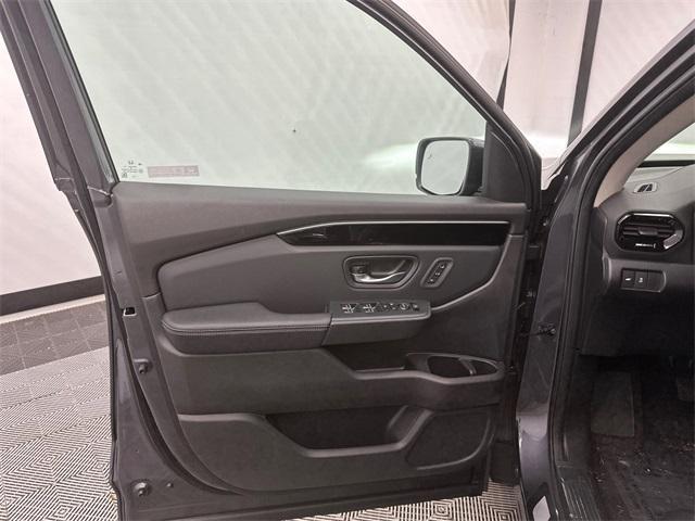 new 2025 Honda Pilot car, priced at $47,050
