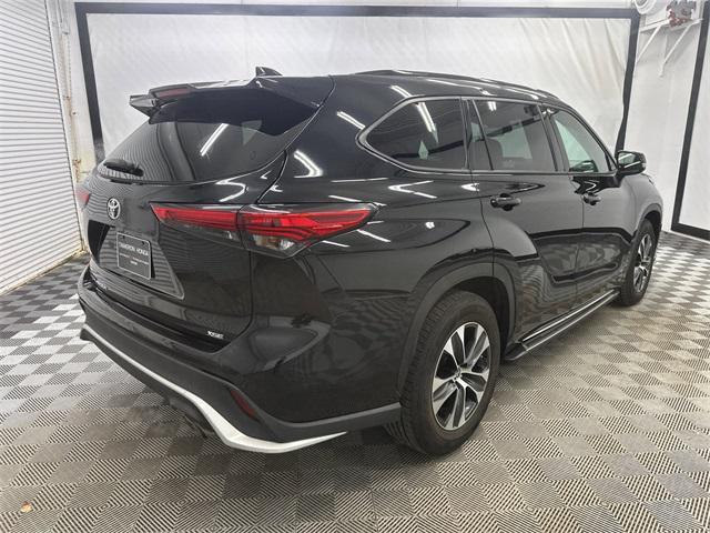 used 2022 Toyota Highlander car, priced at $34,499