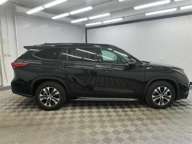 used 2022 Toyota Highlander car, priced at $34,499