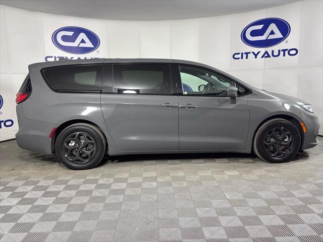 used 2022 Chrysler Pacifica Hybrid car, priced at $23,862