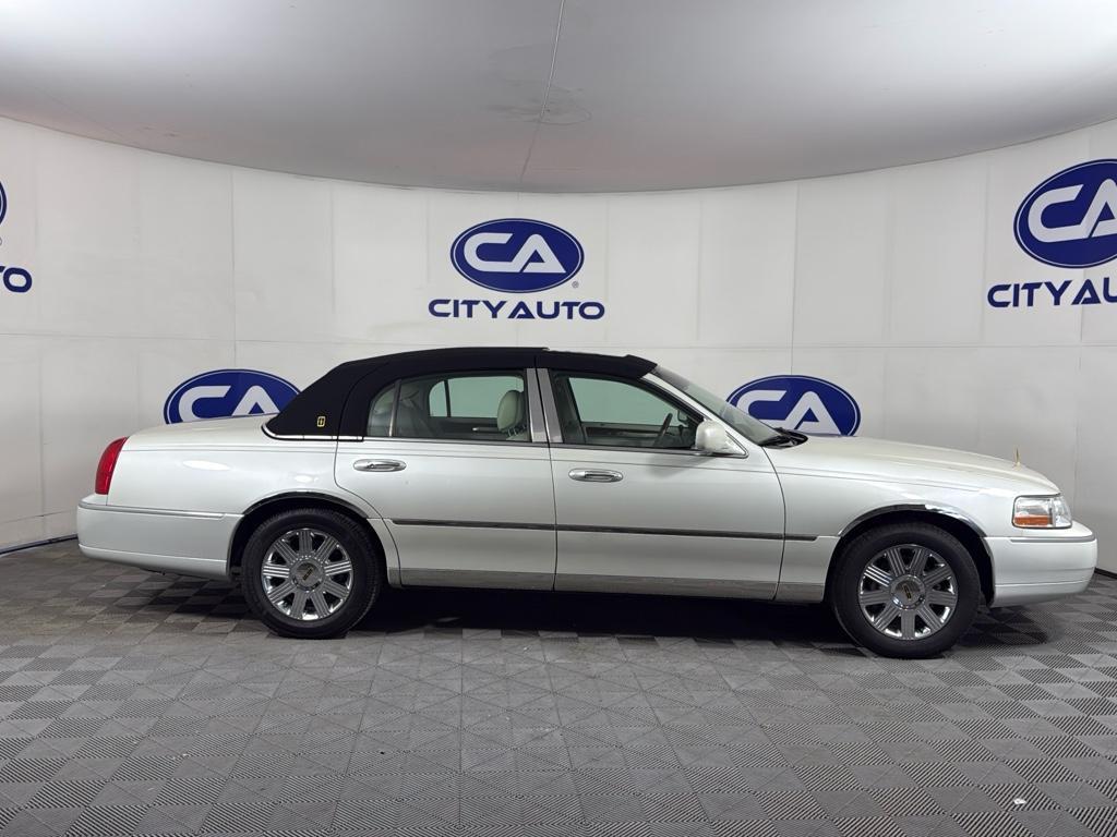 used 2005 Lincoln Town Car car, priced at $13,995