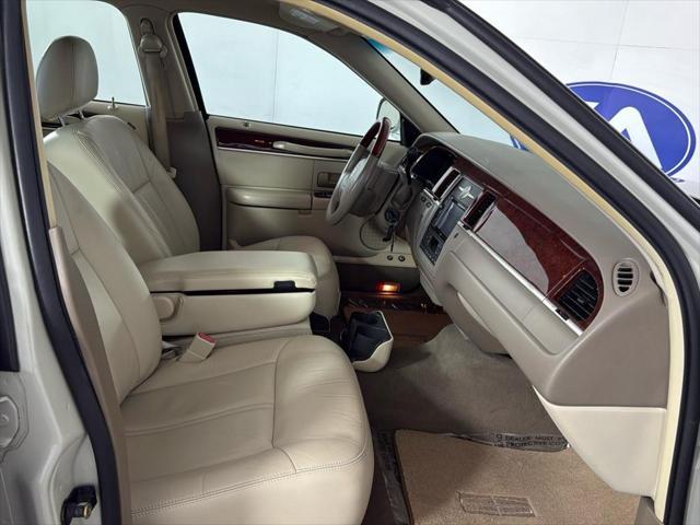 used 2005 Lincoln Town Car car, priced at $13,995