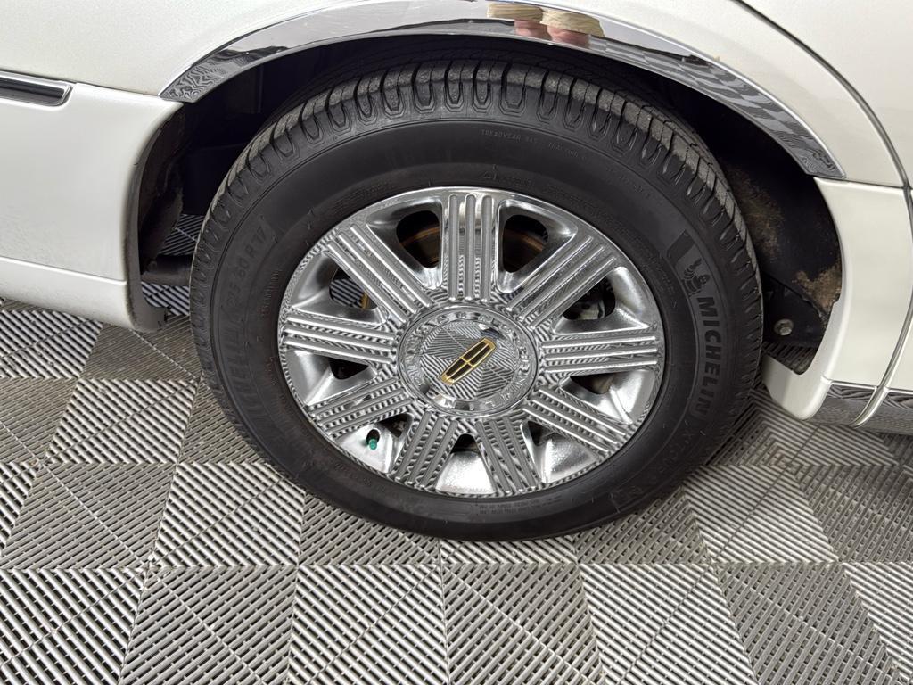 used 2005 Lincoln Town Car car, priced at $13,995