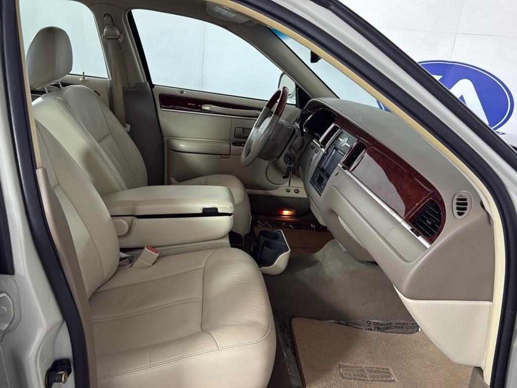 used 2005 Lincoln Town Car car, priced at $13,995