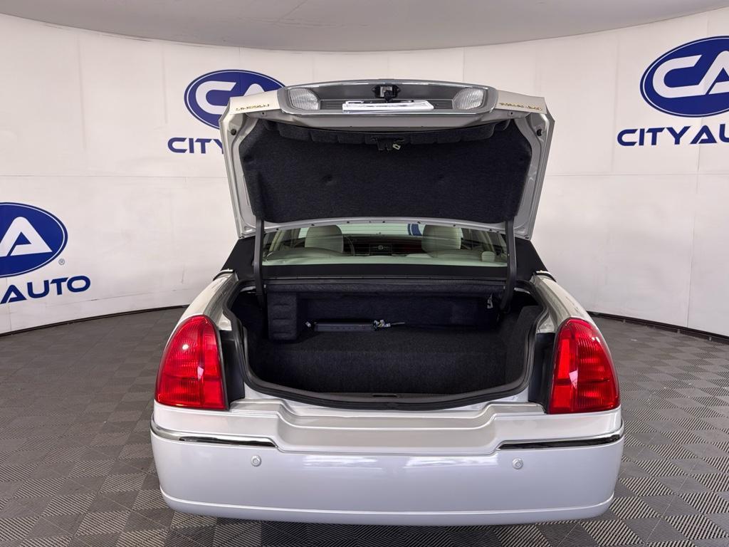 used 2005 Lincoln Town Car car, priced at $13,995
