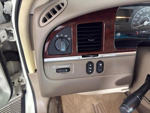 used 2005 Lincoln Town Car car, priced at $13,995