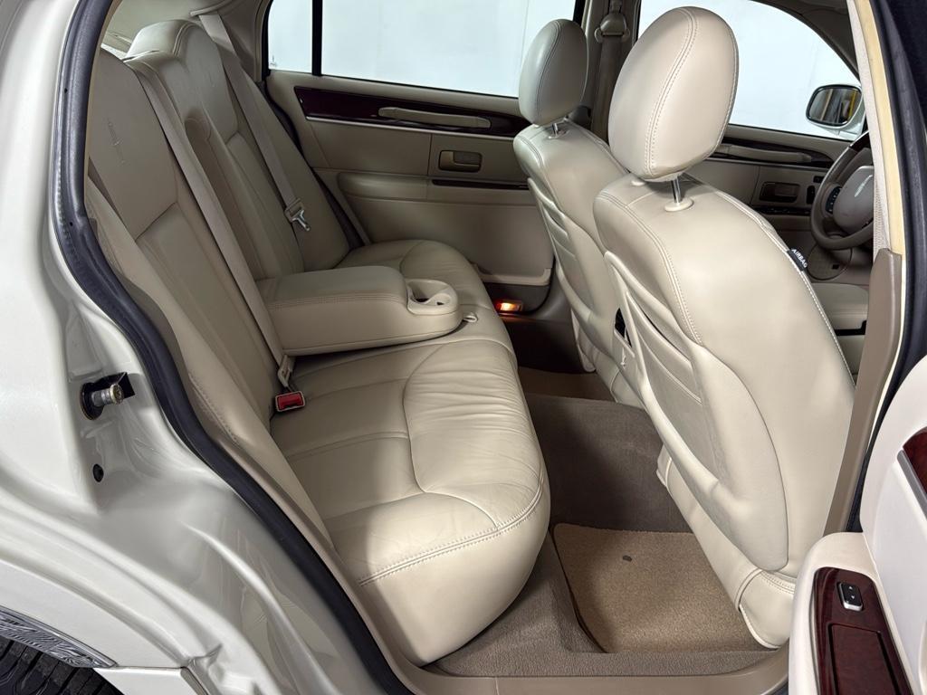 used 2005 Lincoln Town Car car, priced at $13,995