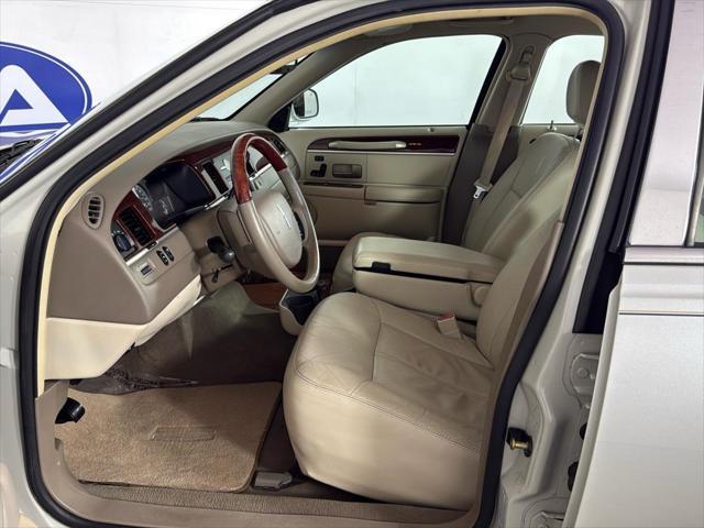 used 2005 Lincoln Town Car car, priced at $13,995