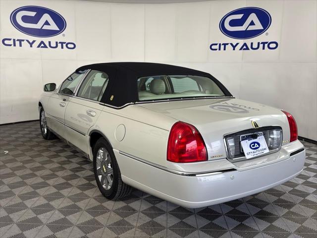 used 2005 Lincoln Town Car car, priced at $13,995