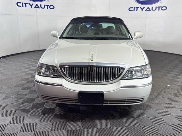 used 2005 Lincoln Town Car car, priced at $13,995