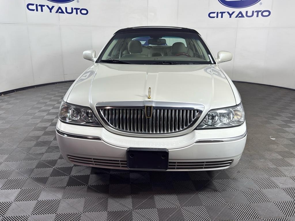 used 2005 Lincoln Town Car car, priced at $13,995