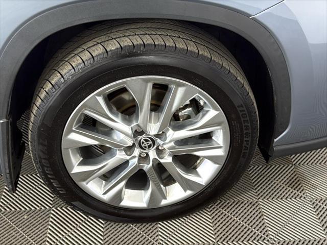 used 2021 Toyota Highlander car, priced at $31,800