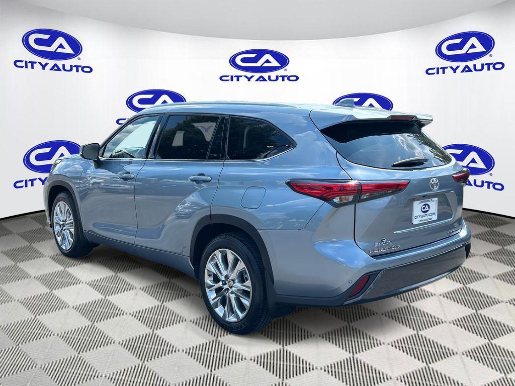 used 2020 Toyota Highlander car, priced at $29,580