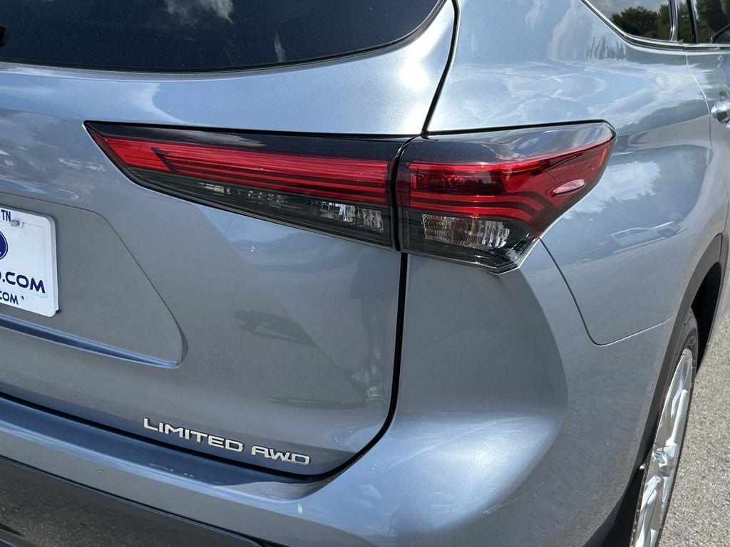 used 2020 Toyota Highlander car, priced at $29,580