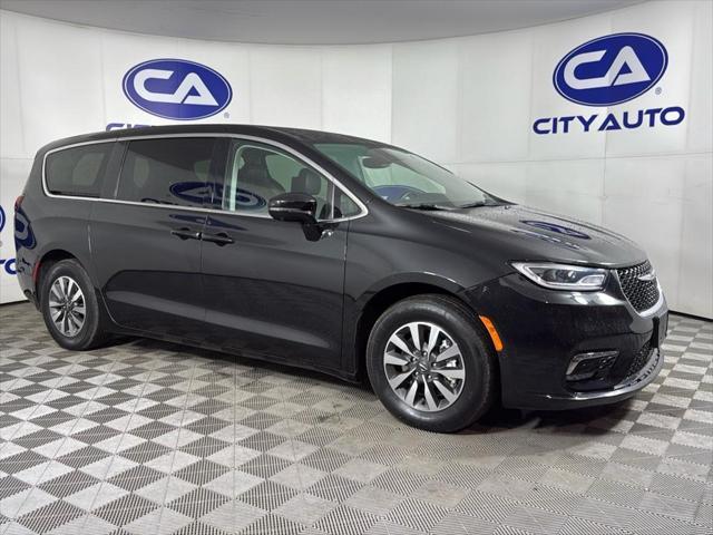 used 2022 Chrysler Pacifica Hybrid car, priced at $23,986