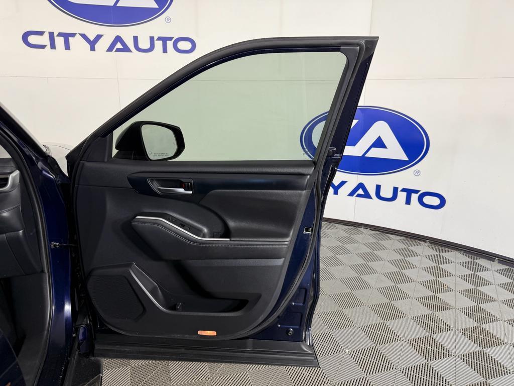 used 2020 Toyota Highlander Hybrid car, priced at $27,247