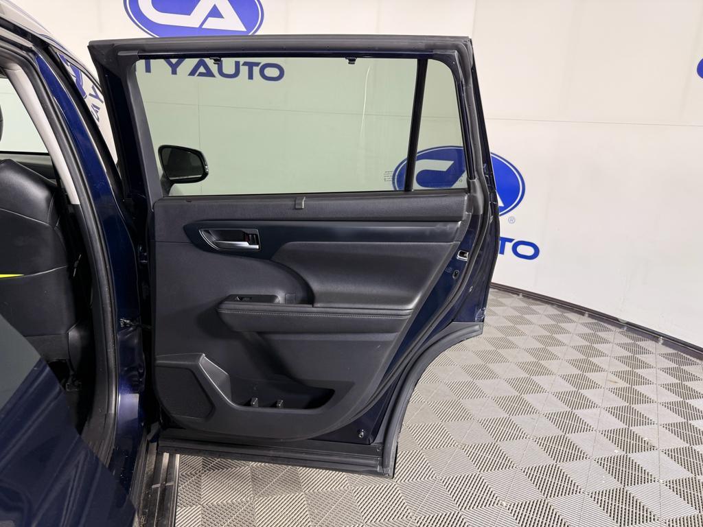 used 2020 Toyota Highlander Hybrid car, priced at $27,247