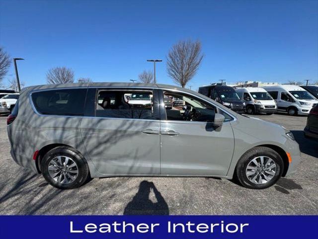 used 2022 Chrysler Pacifica Hybrid car, priced at $22,550