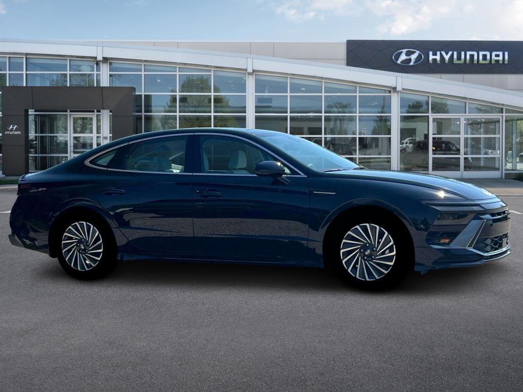 new 2025 Hyundai Sonata Hybrid car, priced at $32,076