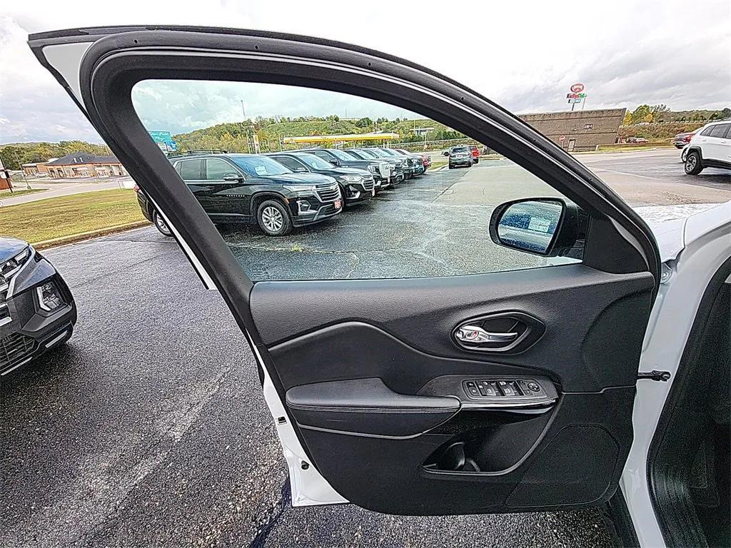 used 2023 Jeep Cherokee car, priced at $20,752