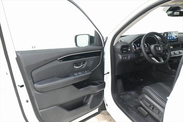 new 2025 Honda Pilot car, priced at $51,905