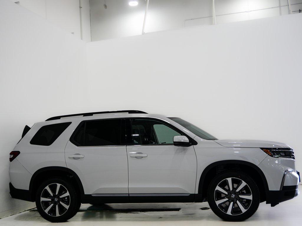 new 2025 Honda Pilot car, priced at $47,658