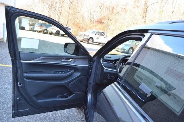 new 2025 Jeep Grand Cherokee car, priced at $53,735