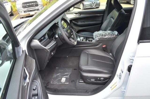 new 2025 Jeep Grand Cherokee car, priced at $50,410