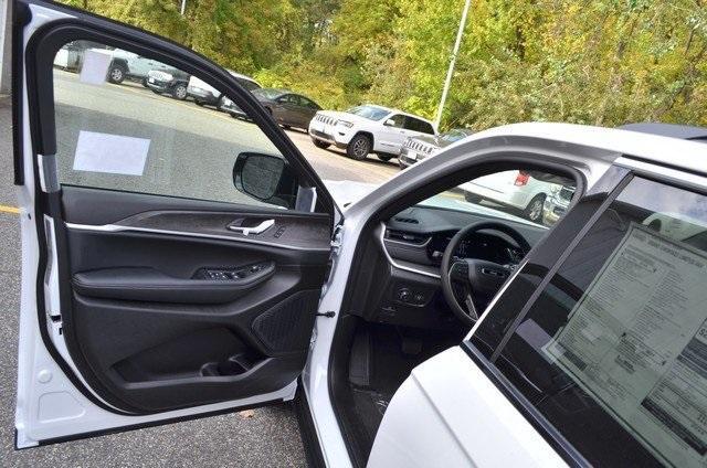 new 2025 Jeep Grand Cherokee car, priced at $50,410