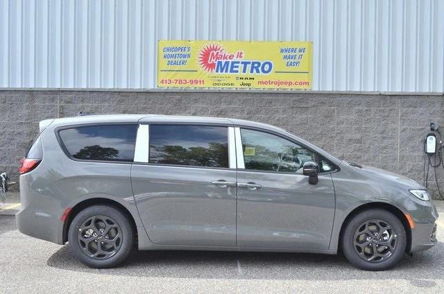 new 2023 Chrysler Pacifica Hybrid car, priced at $47,425