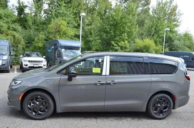 new 2023 Chrysler Pacifica Hybrid car, priced at $47,425