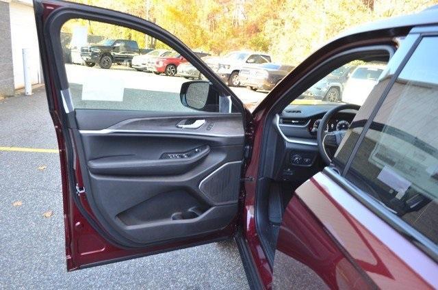 new 2025 Jeep Grand Cherokee car, priced at $54,510