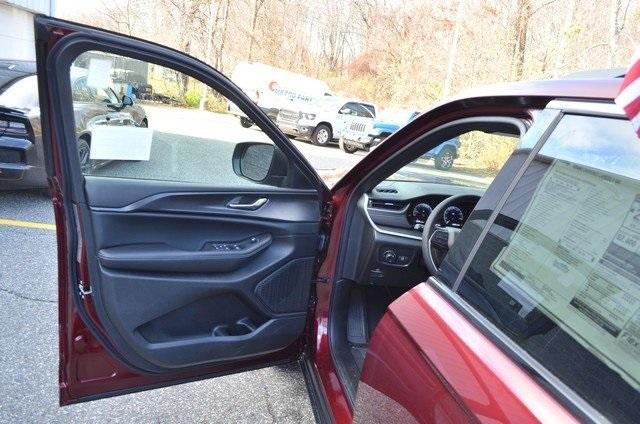 new 2025 Jeep Grand Cherokee car, priced at $42,375