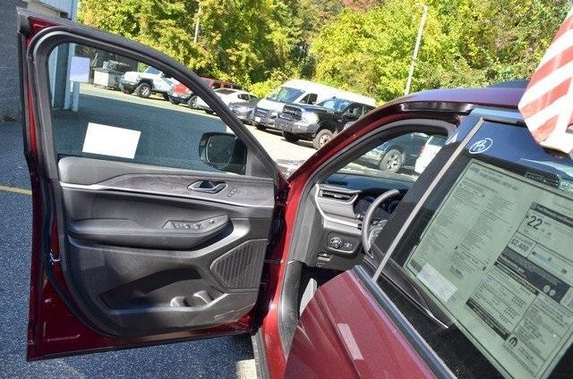 new 2025 Jeep Grand Cherokee car, priced at $52,935