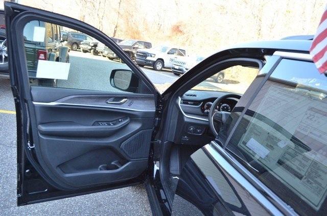 new 2025 Jeep Grand Cherokee car, priced at $52,935