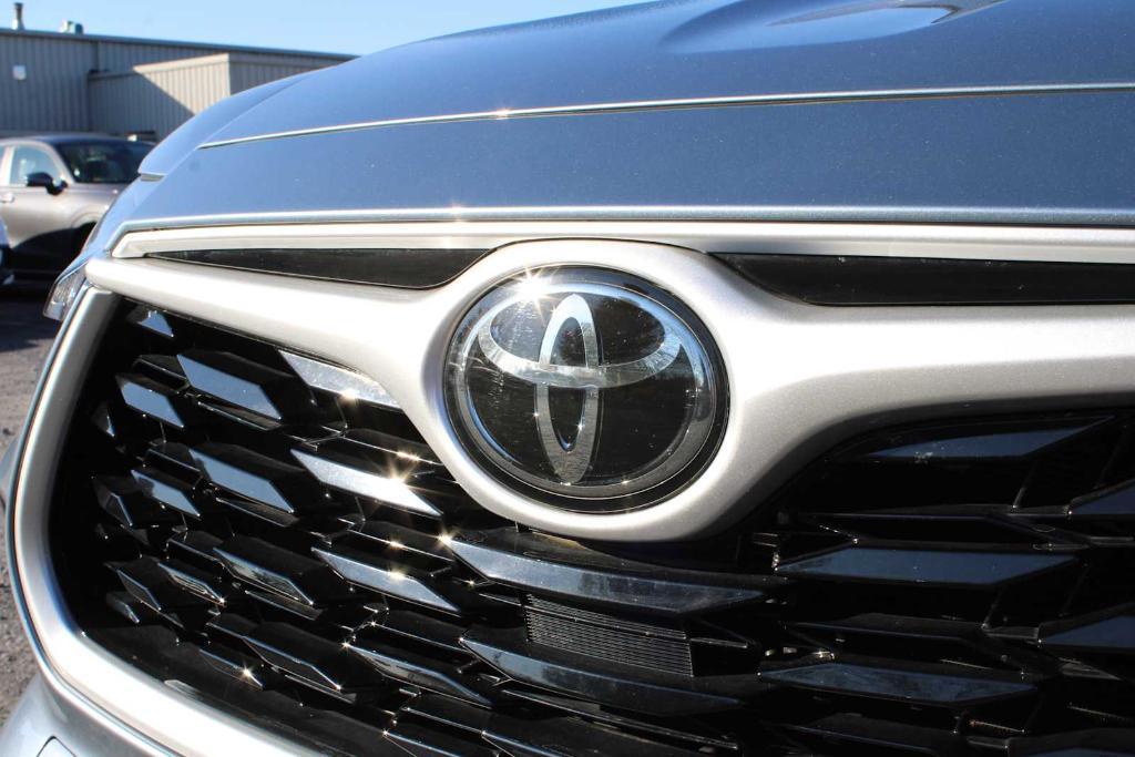 used 2020 Toyota Highlander car, priced at $31,999