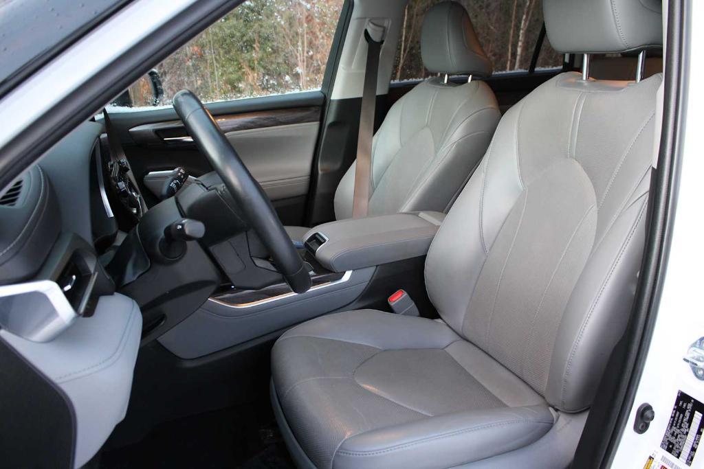 used 2022 Toyota Highlander Hybrid car, priced at $36,248