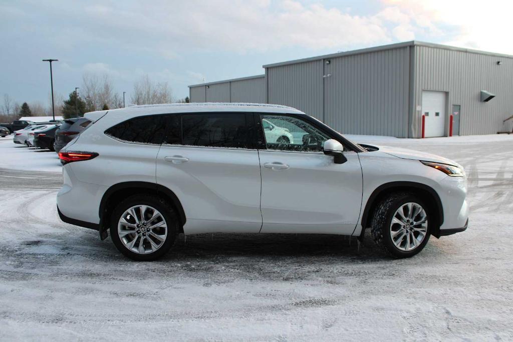 used 2022 Toyota Highlander Hybrid car, priced at $36,248