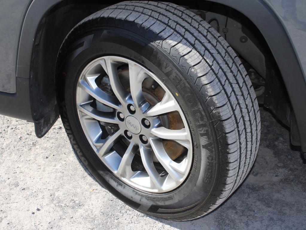 used 2022 Jeep Cherokee car, priced at $18,025
