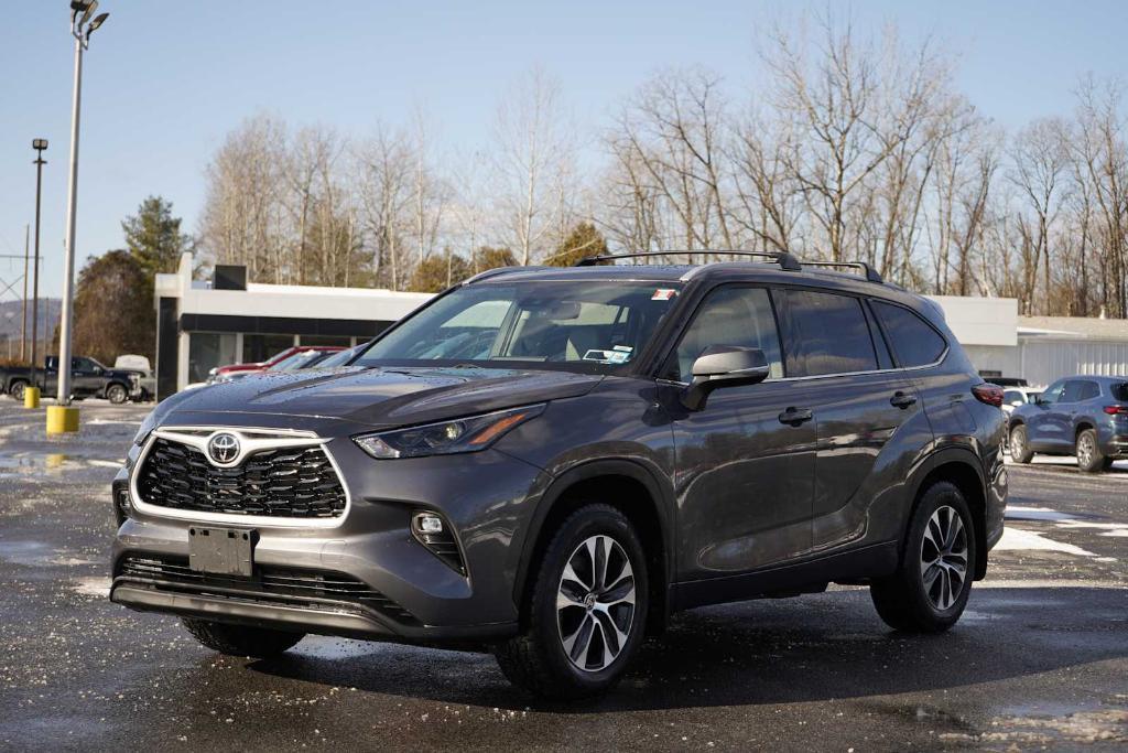 used 2022 Toyota Highlander car, priced at $36,980