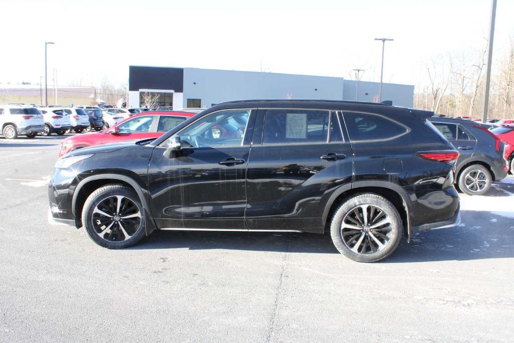 used 2022 Toyota Highlander car, priced at $37,235