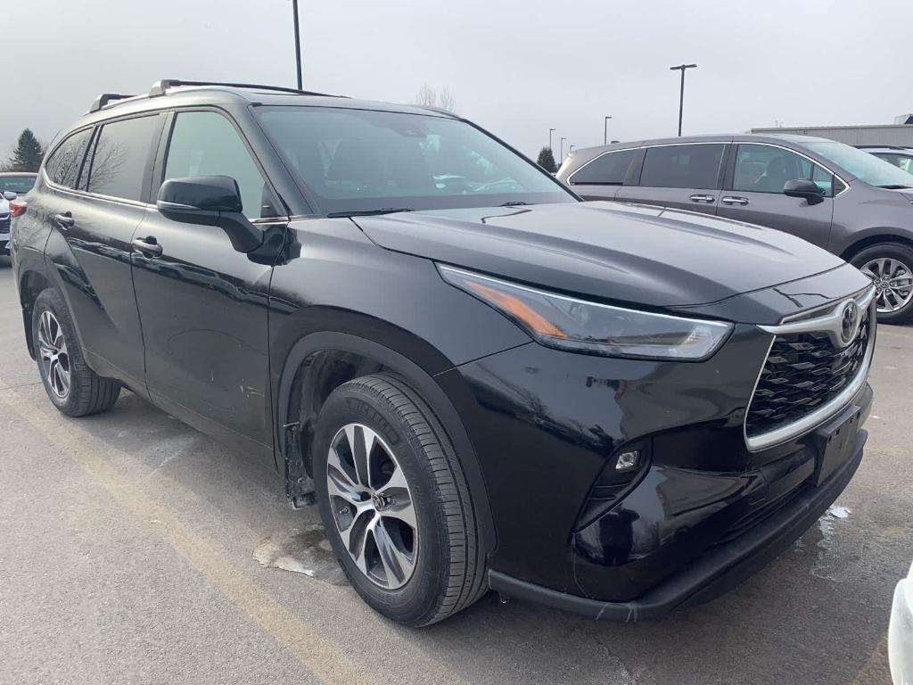 used 2023 Toyota Highlander car, priced at $38,489