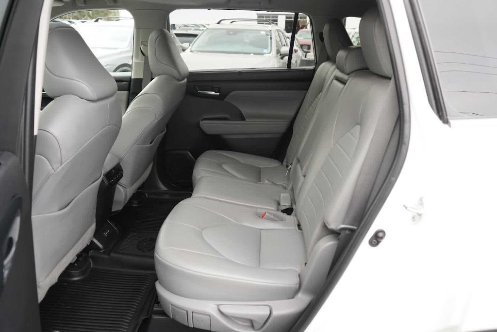 used 2022 Toyota Highlander car, priced at $35,833