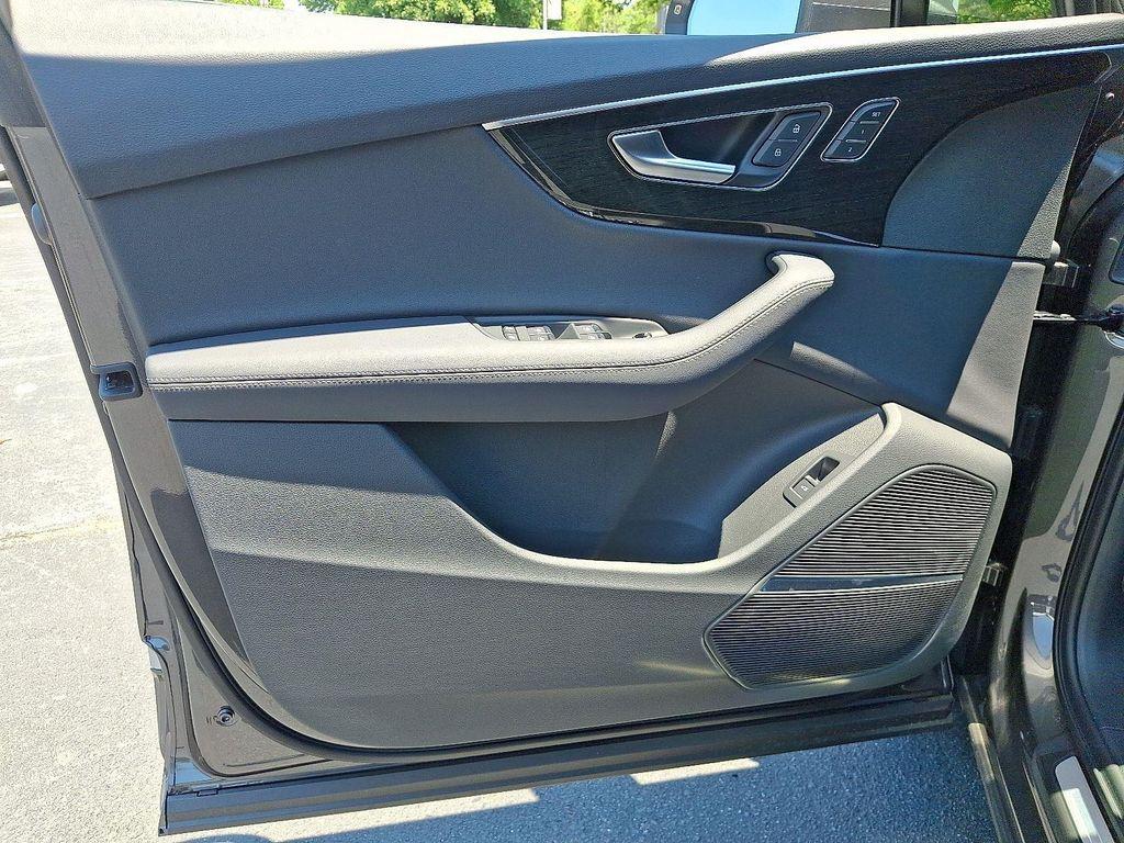 new 2025 Audi Q7 car, priced at $76,295