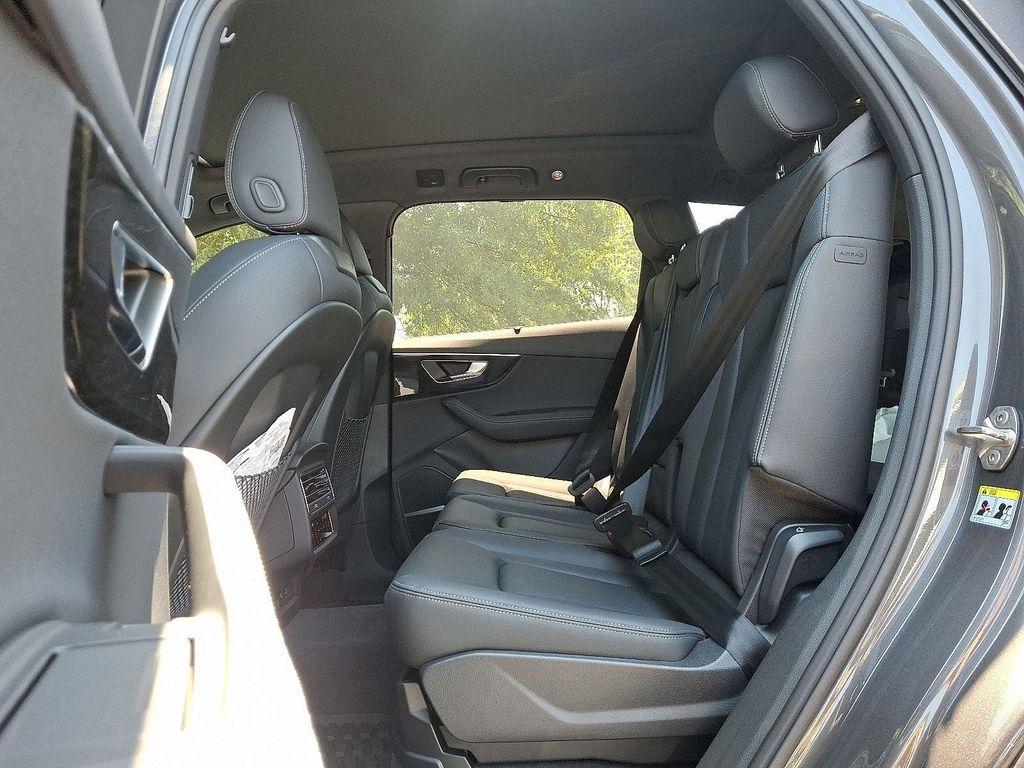 new 2025 Audi Q7 car, priced at $76,295