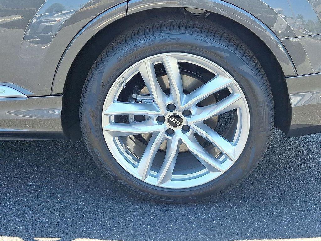new 2025 Audi Q7 car, priced at $76,295