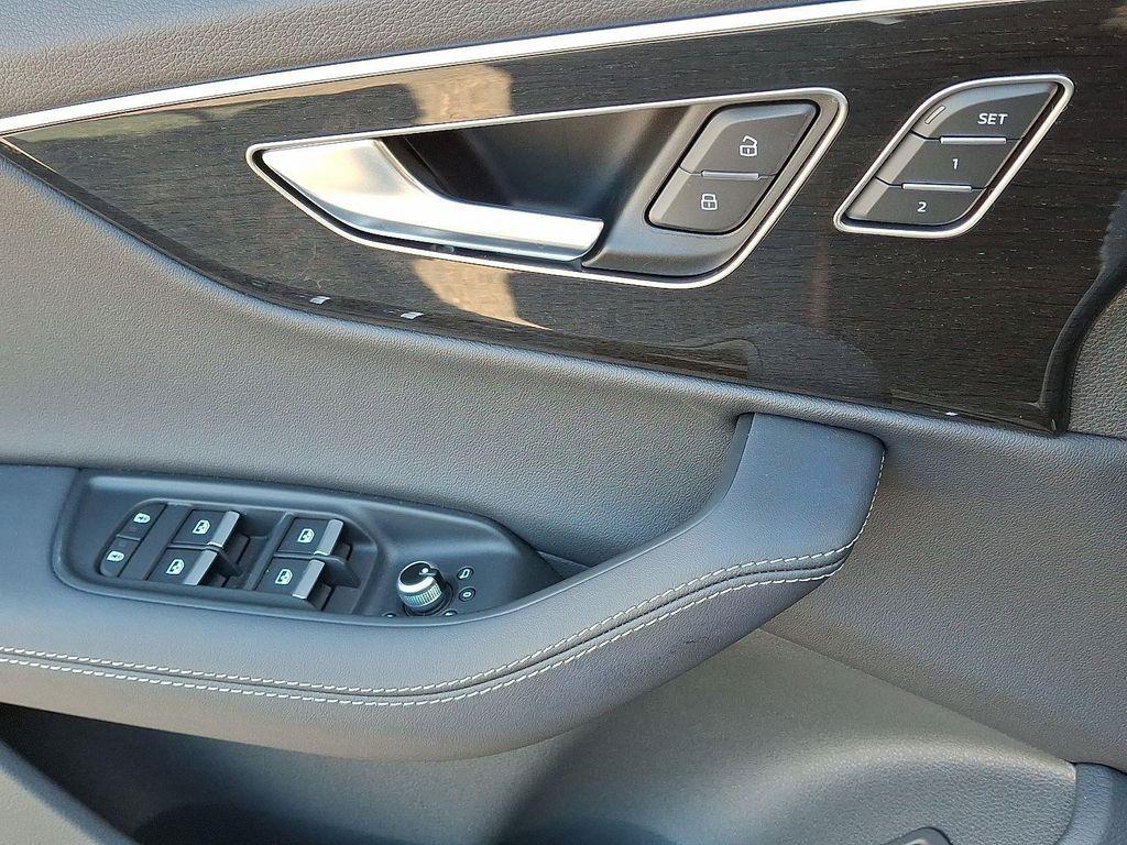 new 2025 Audi Q7 car, priced at $75,450