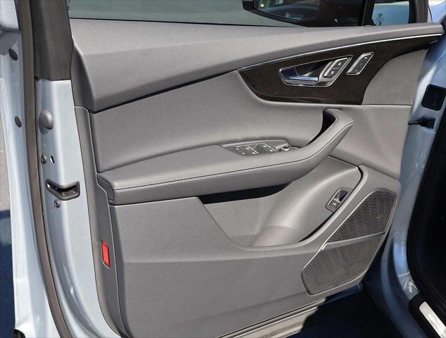 new 2025 Audi Q7 car, priced at $72,450